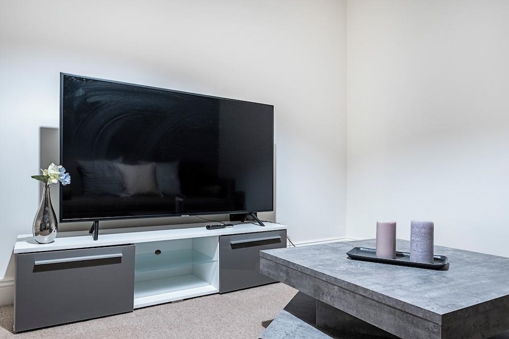 Modern 2 BR Apartment London Bridge - Tap to explore photos
