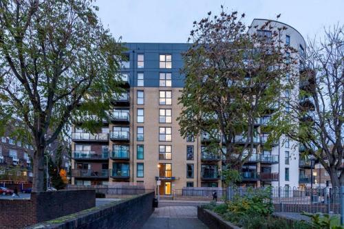 Bright and Stylish Kennington Gem - Tap to explore photos