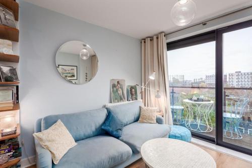 Bright and Stylish Kennington Gem - Tap to explore photos