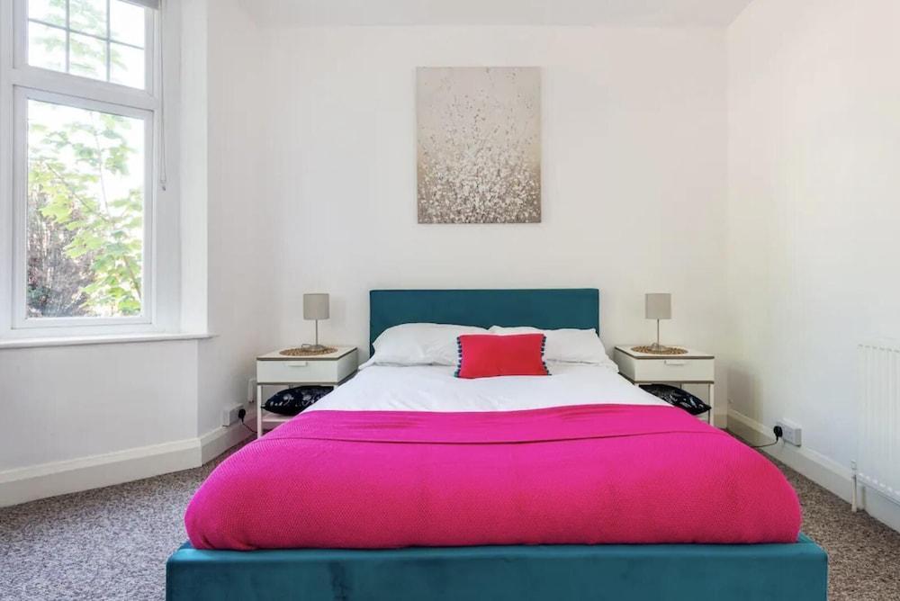 Beautiful 1-bed Apartment With Garden in London - Tap to explore photos