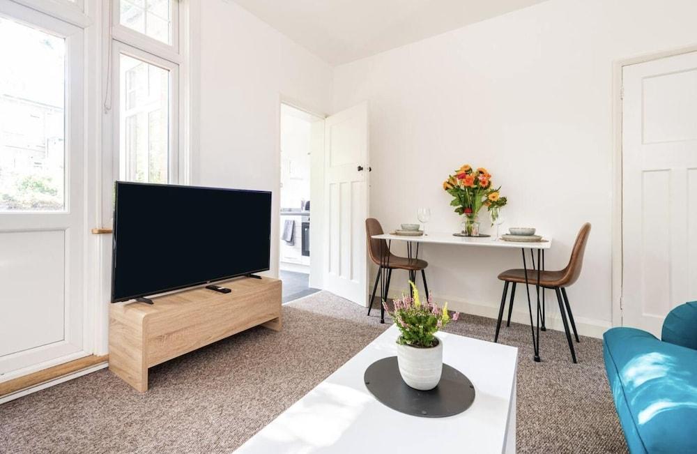 Beautiful 1-bed Apartment With Garden in London - Tap to explore photos