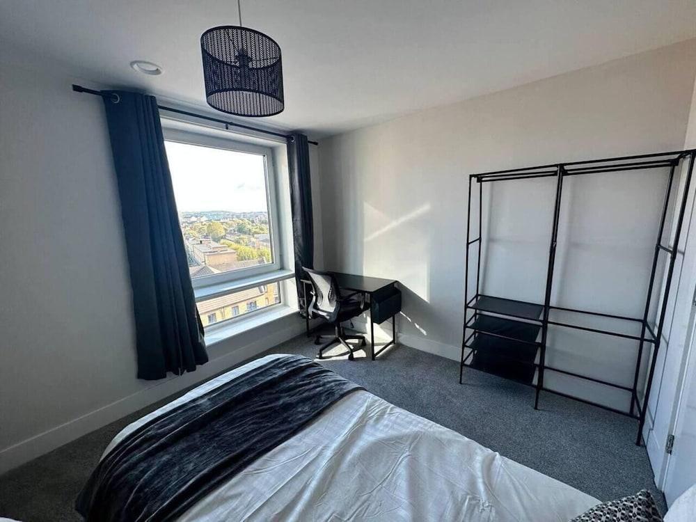 Cosy, Comfy 2 Bed Apartment Canary Wharf - Tap to explore photos