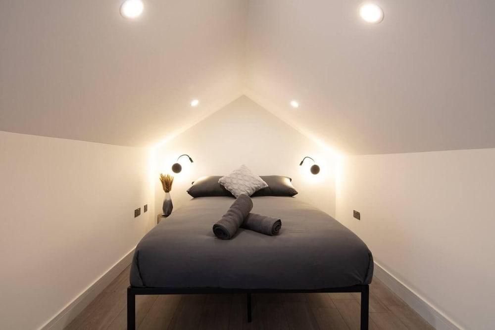Cosy 1 Bed Duplex - Close to Metro - NW2 - Tap to explore photos