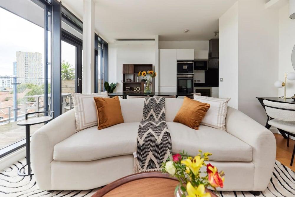 The Shoreditch Escape - Lovely 2bdr Flat With Balcony - Tap to explore photos