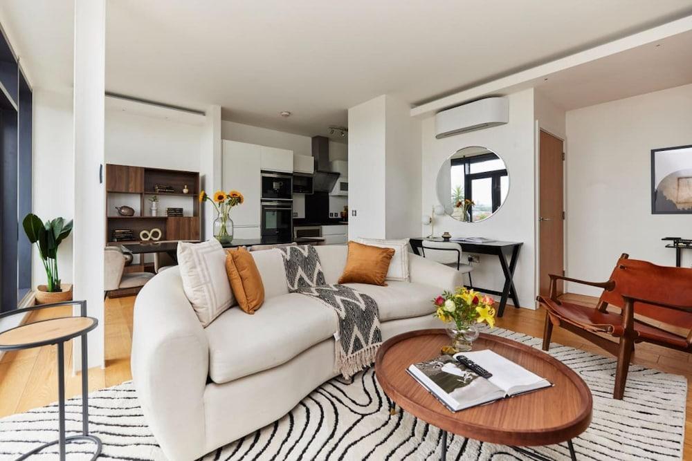 The Shoreditch Escape - Lovely 2bdr Flat With Balcony - Tap to explore photos