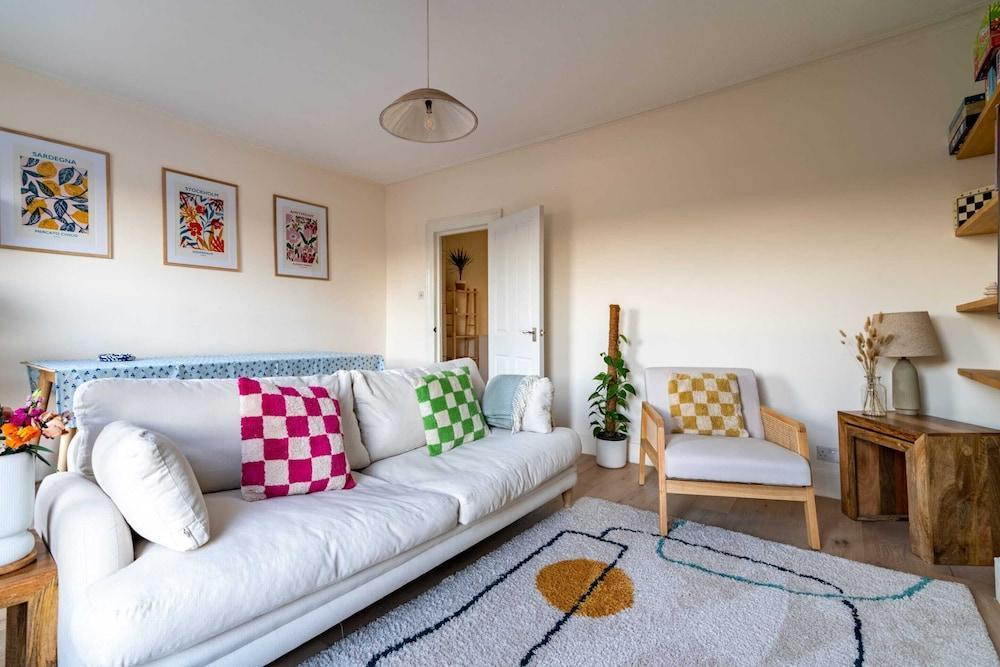 Beautiful Two Bedroom Abode In Clapham - Tap to explore photos