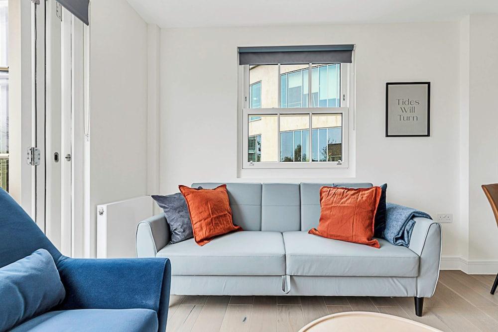 Chiswick Gem: 2 Bedroom Flat - Tap to explore photos