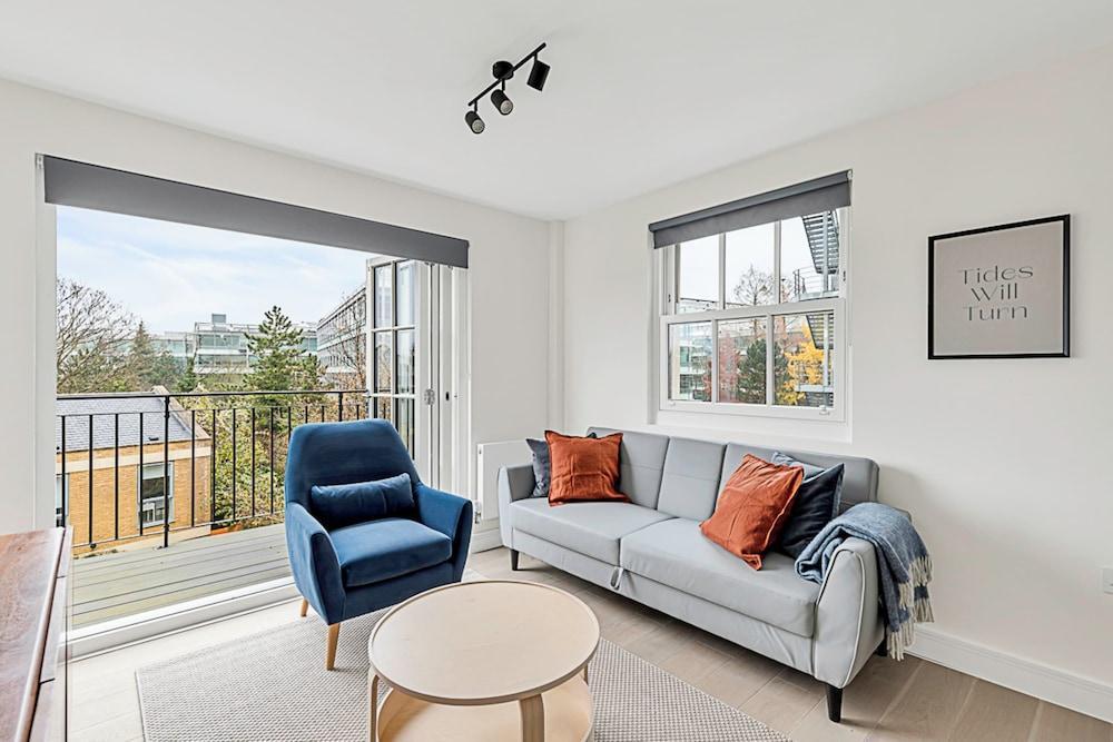 Chiswick Gem: 2 Bedroom Flat - Tap to explore photos