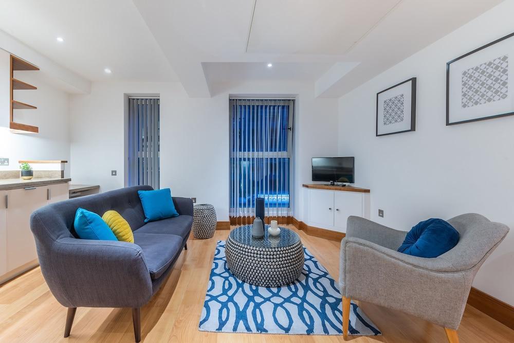 Tower Hill City Centre Luxury Apartments - Tap to explore photos