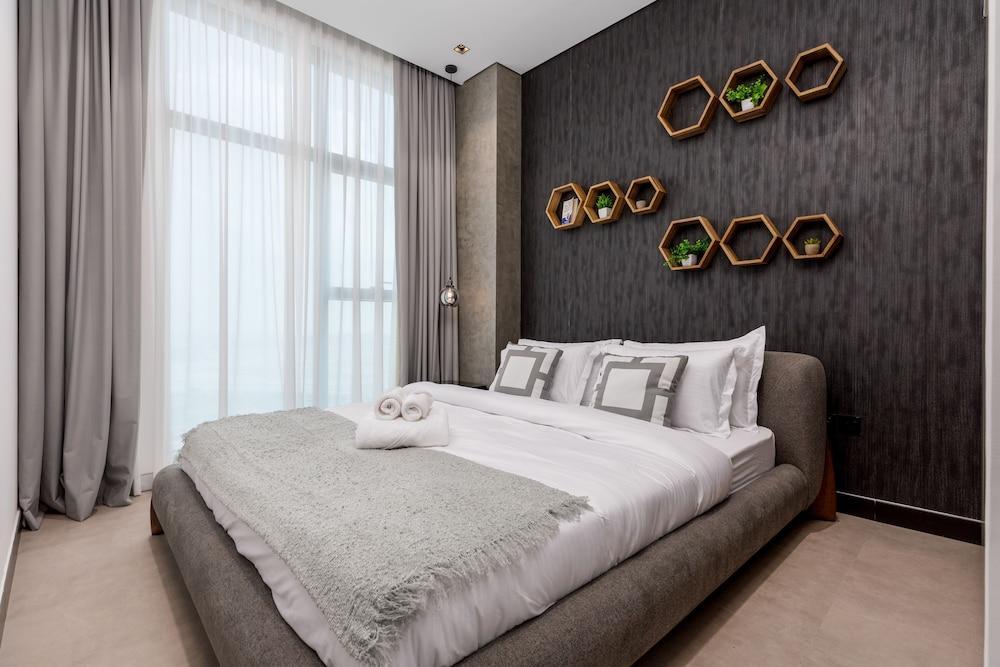 Waves - Seaside Splendor 2BR in Dubai's Business Bay - Tap to explore photos