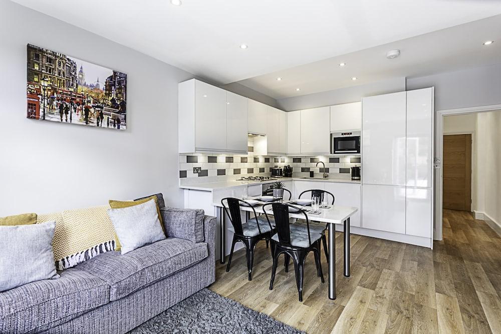 Cozy 2 Bed Apartment in Chiswick - Tap to explore photos