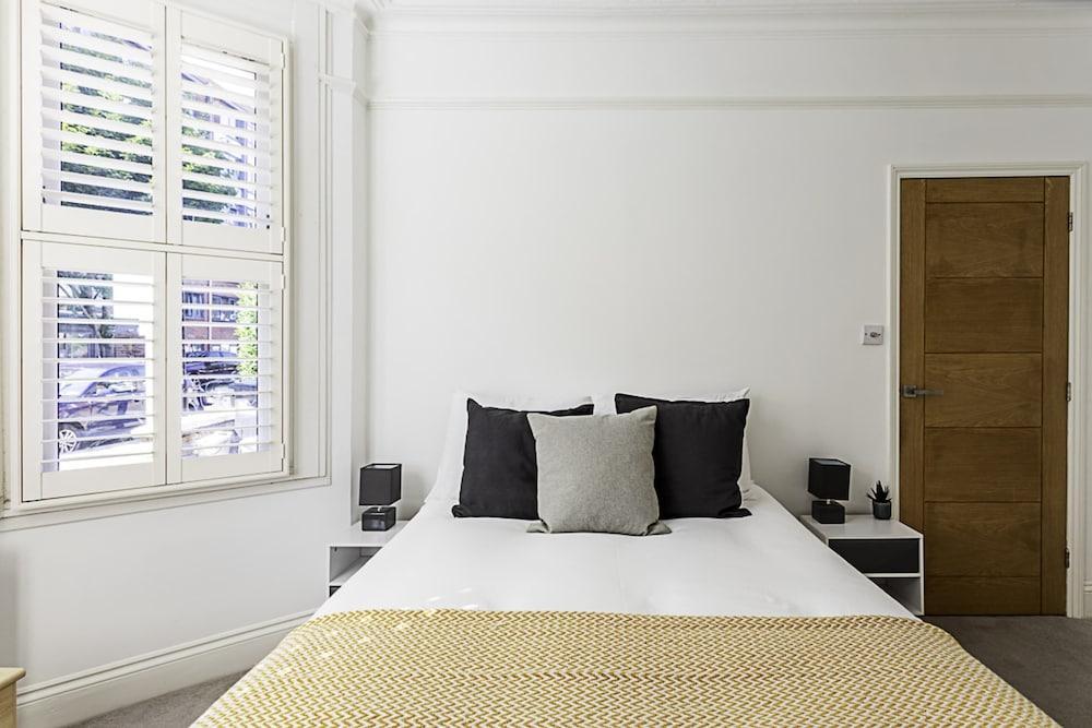 Cozy 2 Bed Apartment in Chiswick - Tap to explore photos