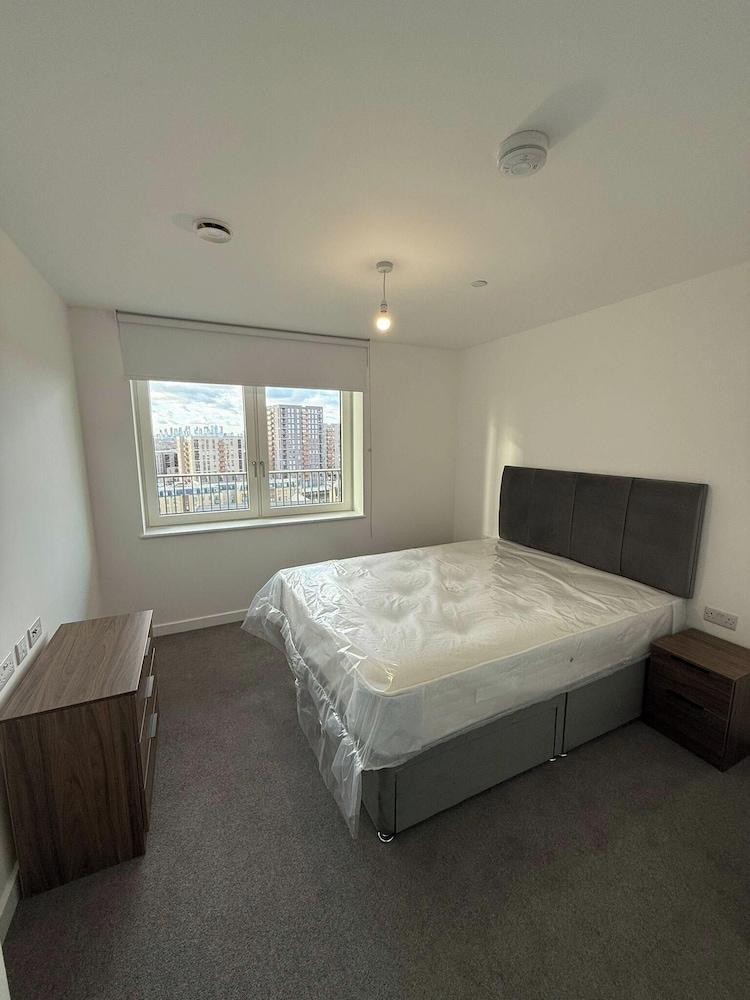 Stratforf 2-bed Apt, Sleeps 4 With Private Garden - Tap to explore photos