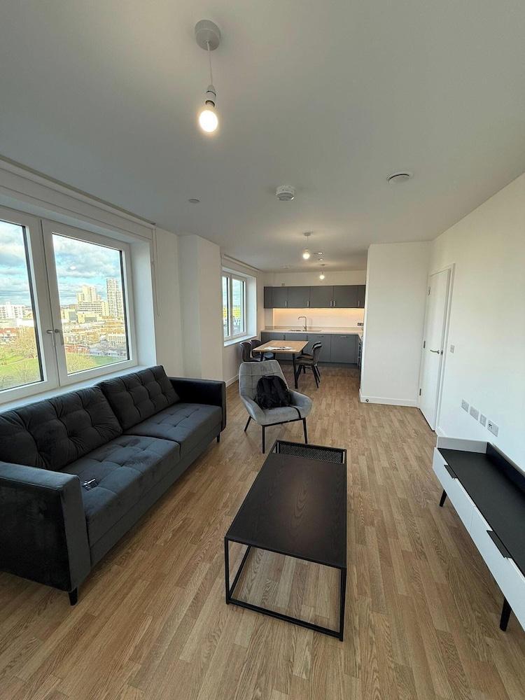 Stratforf 2-bed Apt, Sleeps 4 With Private Garden - Tap to explore photos