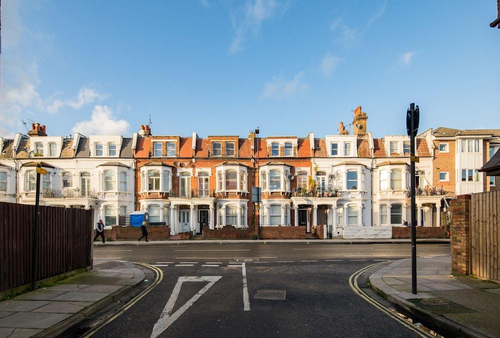 Spacious 2 Bed Apartment with Garden in Fulham - Tap to explore photos