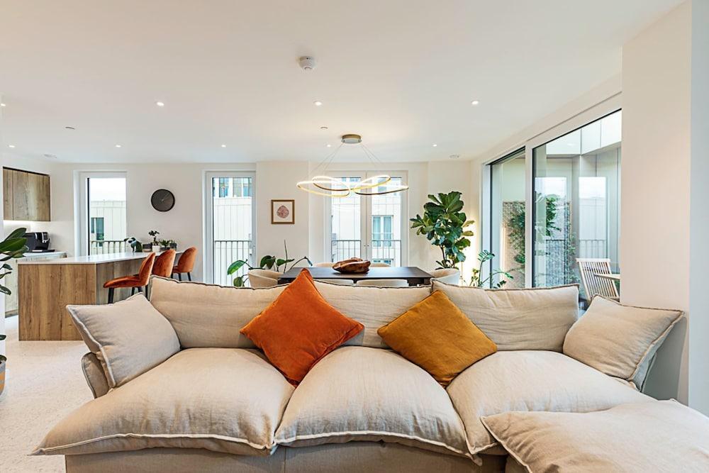 Beautiful Two Bed Property Near Whitechapel - Tap to explore photos