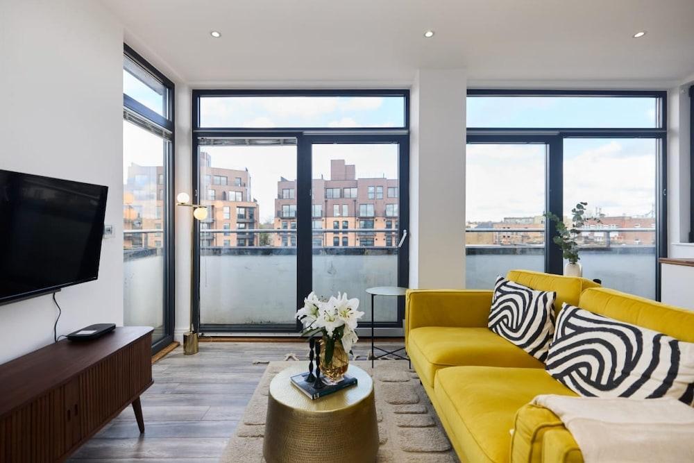 The Harlesden Hideaway - Lovely 2bdr Flat With Balcony - Tap to explore photos