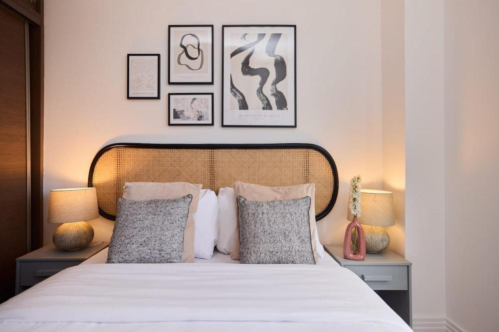 The Harlesden Hideaway - Lovely 2bdr Flat With Balcony - Tap to explore photos