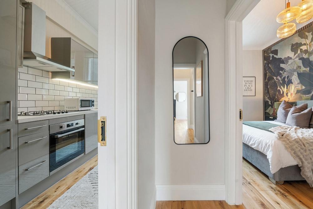 Cambridge Gardens Apartment - Tap to explore photos