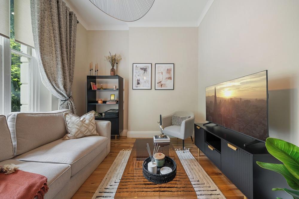 Cambridge Gardens Apartment - Tap to explore photos