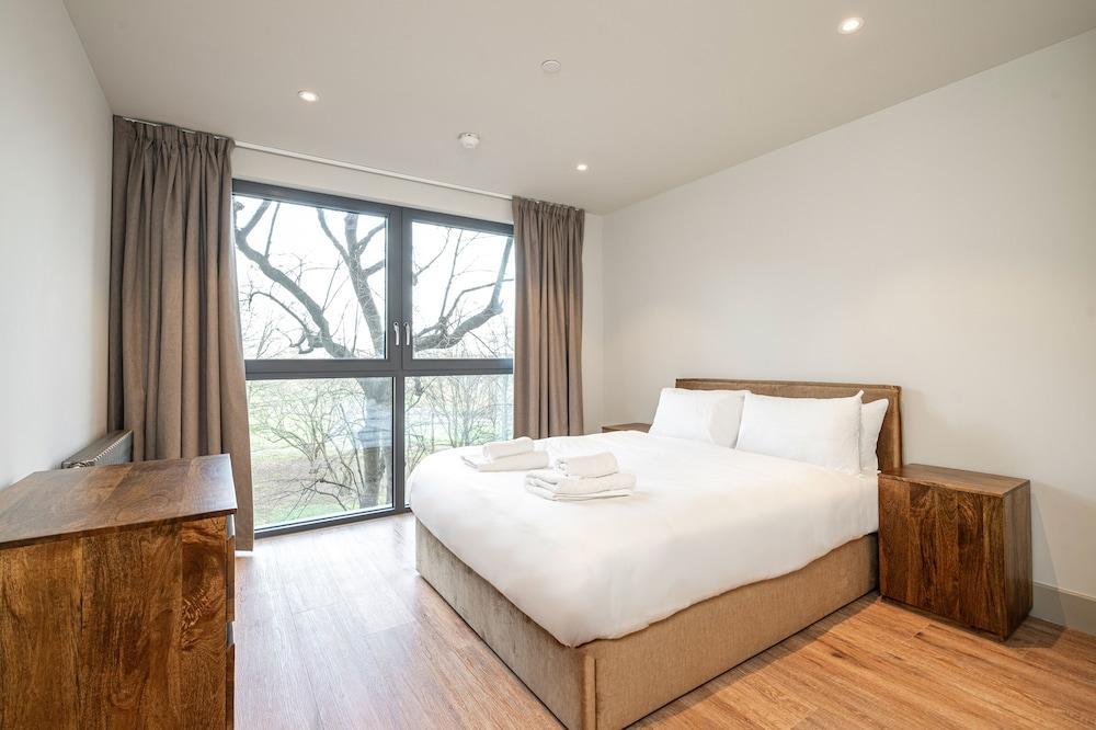 Contemporary North London Flat - Tap to explore photos