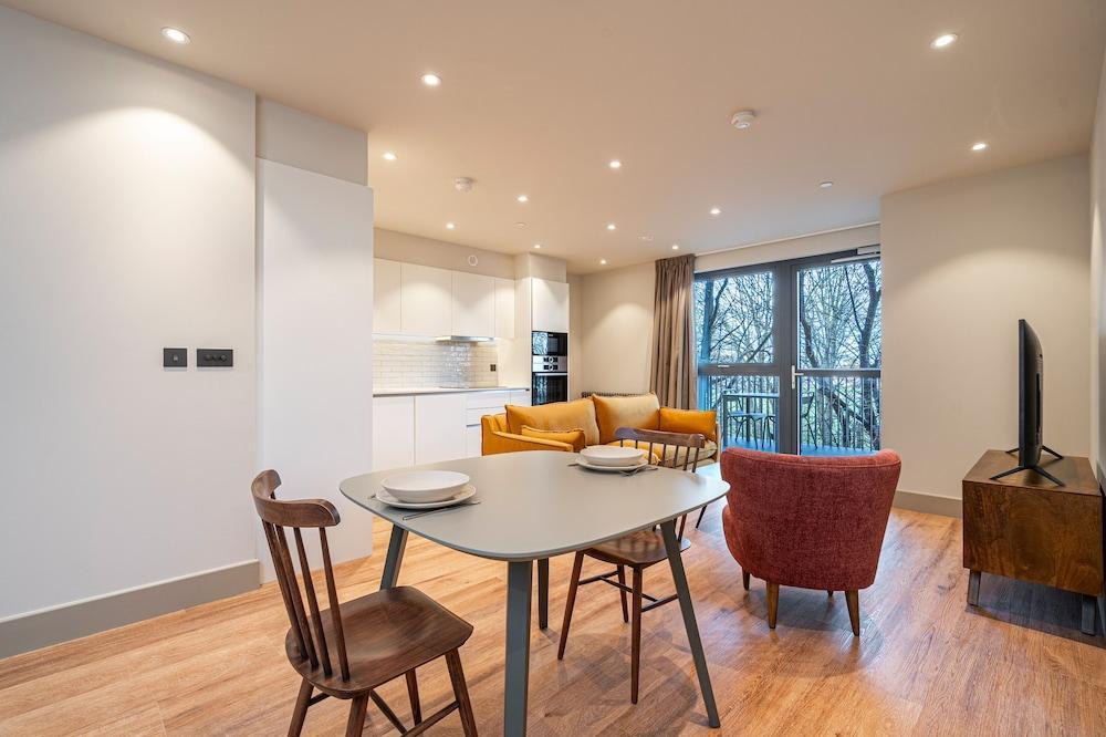 Contemporary North London Flat - Tap to explore photos