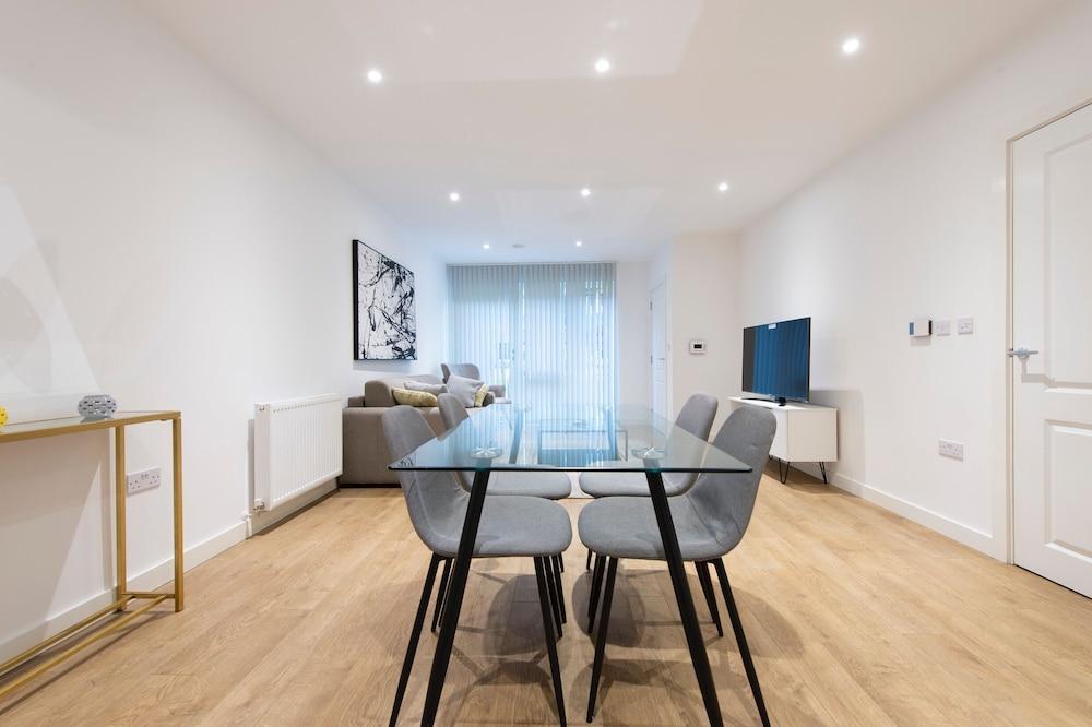 Stunning Luxury Stratford London 2 Bed Apartment - Tap to explore photos