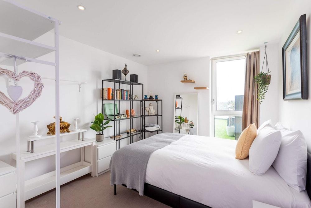 Stunning Brentford Penthouse - Tap to explore photos