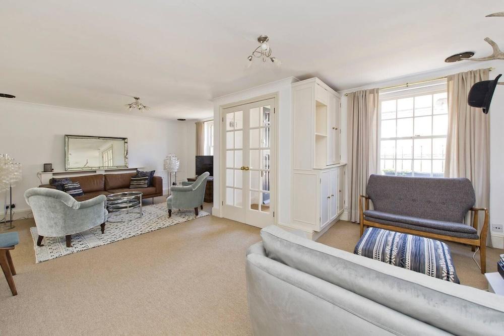 Traditional 2-bed Apartment Notting Hill - Tap to explore photos