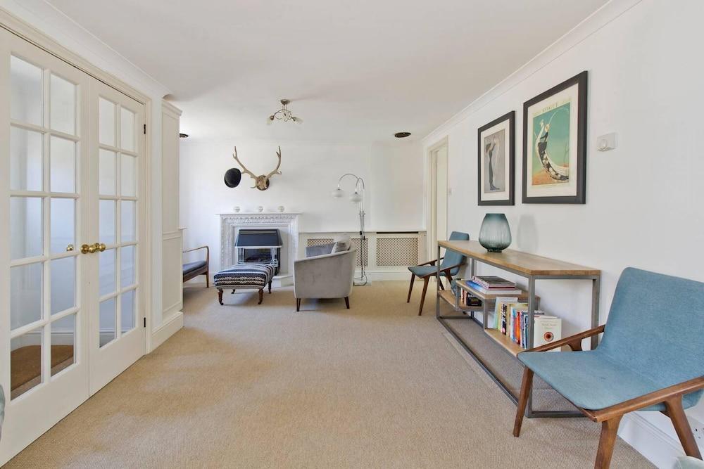 Traditional 2-bed Apartment Notting Hill - Tap to explore photos