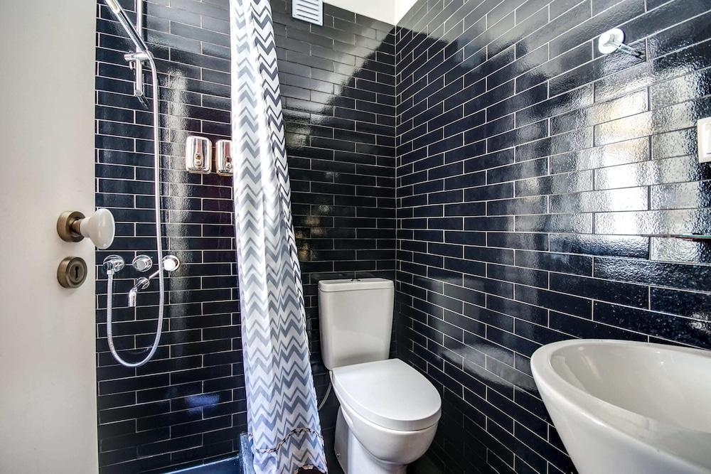 Bright Maida Vale Apartment - Tap to explore photos