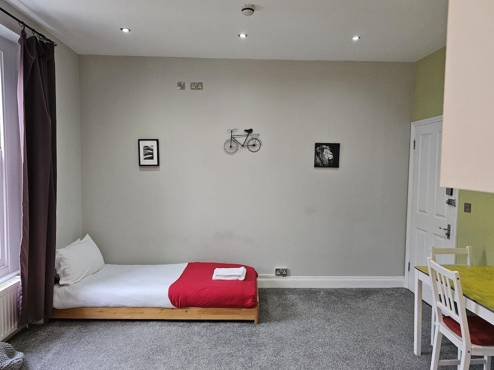 Spacious Studio near kings cross - Tap to explore photos