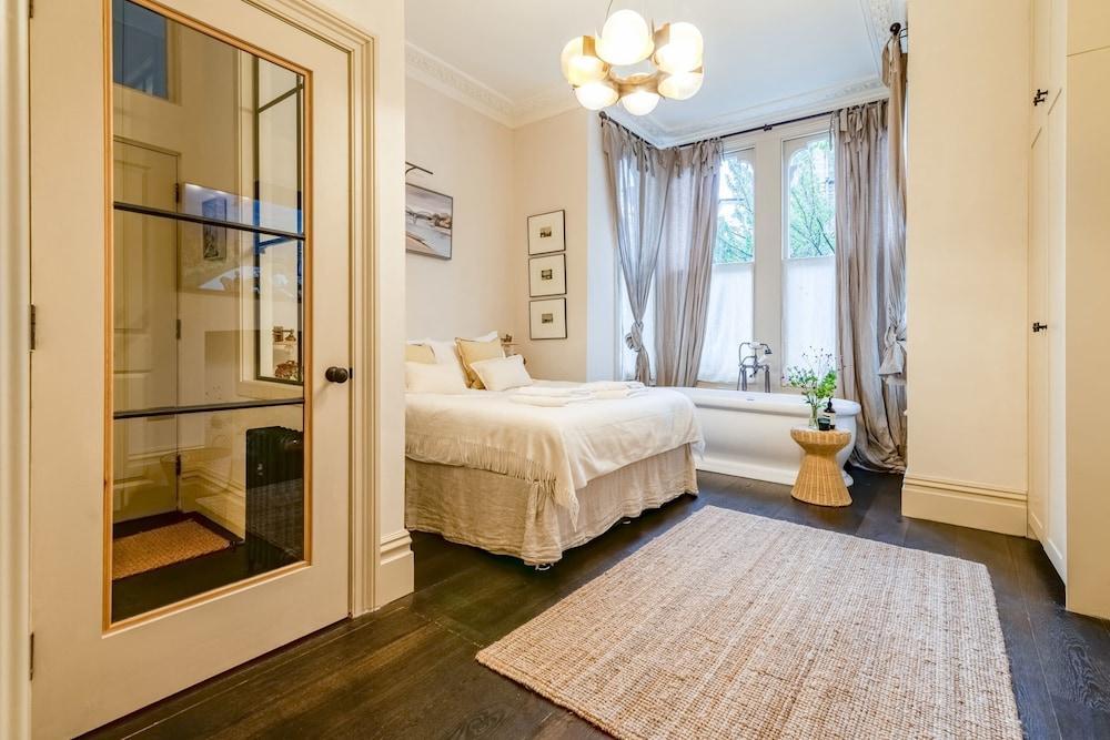 Beautiful 2 Bed Apartment In West London - Tap to explore photos