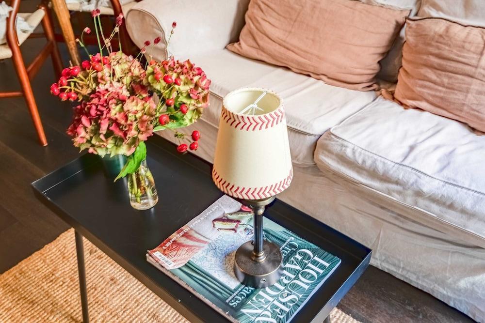 Beautiful 2 Bed Apartment In West London - Tap to explore photos