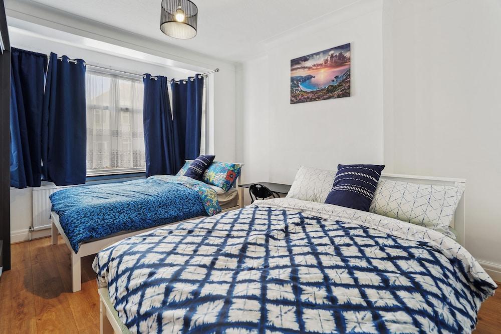 Charming London Apartment Durban Road - Tap to explore photos
