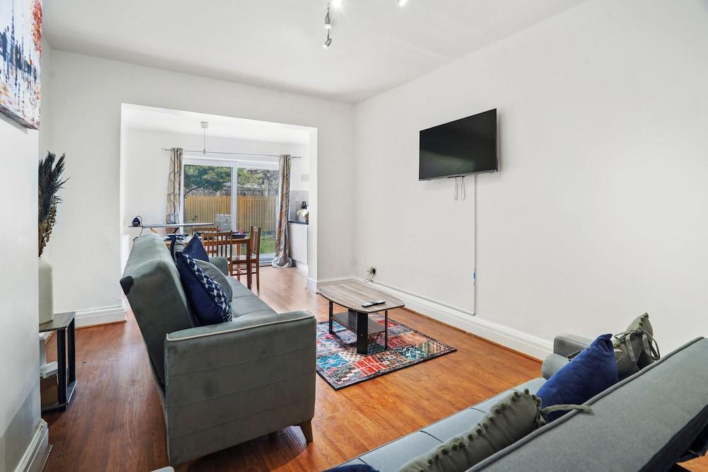 Charming London Apartment Durban Road - Tap to explore photos
