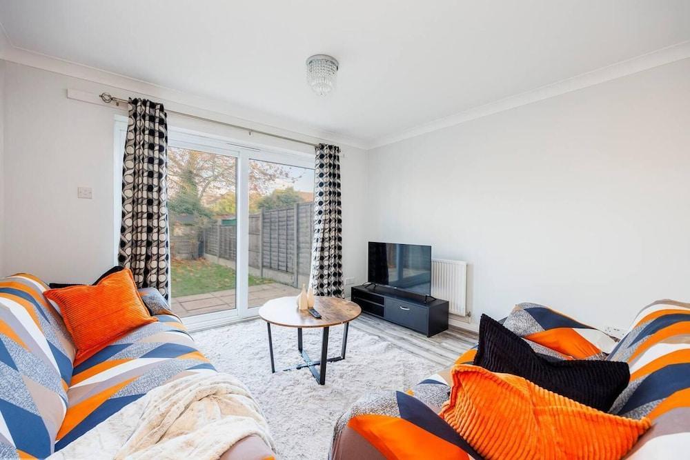 Remarkable 2- Bed House in Barking Essex - Tap to explore photos