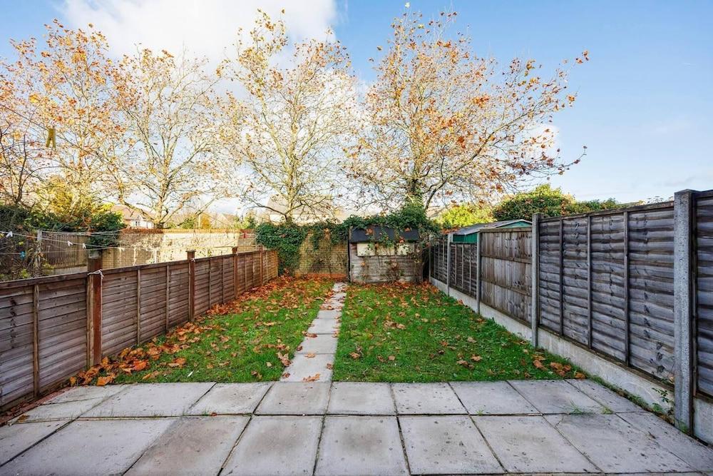 Remarkable 2- Bed House in Barking Essex - Tap to explore photos