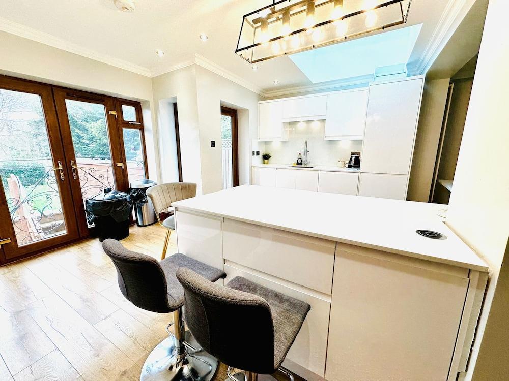 Spacious 6 Bed House in Wembley - Tap to explore photos