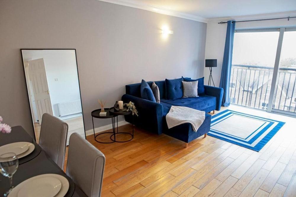 Charming 2-bed Apartment Free Parking in Wimbledon - Tap to explore photos