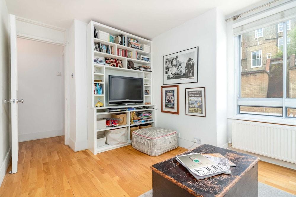 Bright Bayswater Apartment - Tap to explore photos