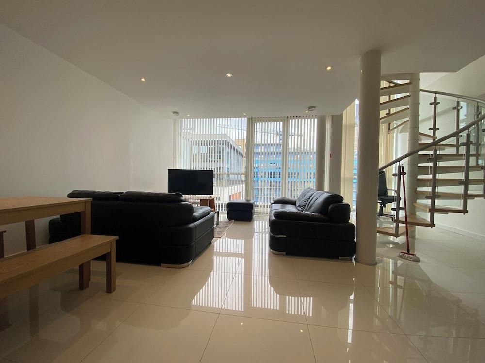 Cosy 3 bed Penthouse in Royal Docks London - Tap to explore photos