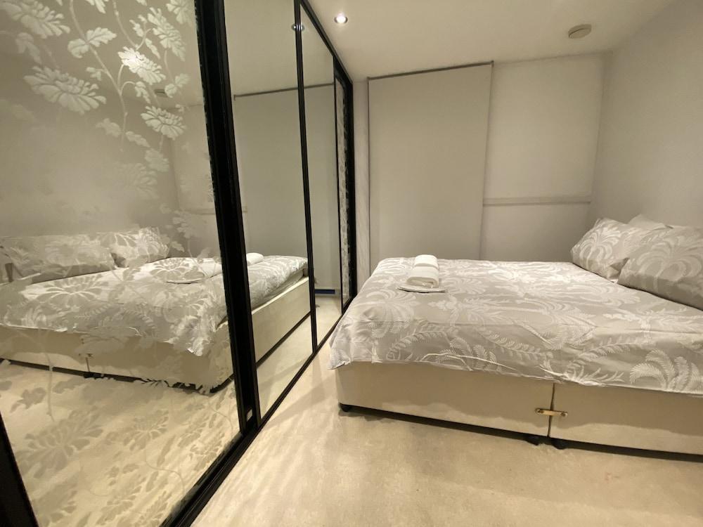 Cosy 3 bed Penthouse in Royal Docks London - Tap to explore photos