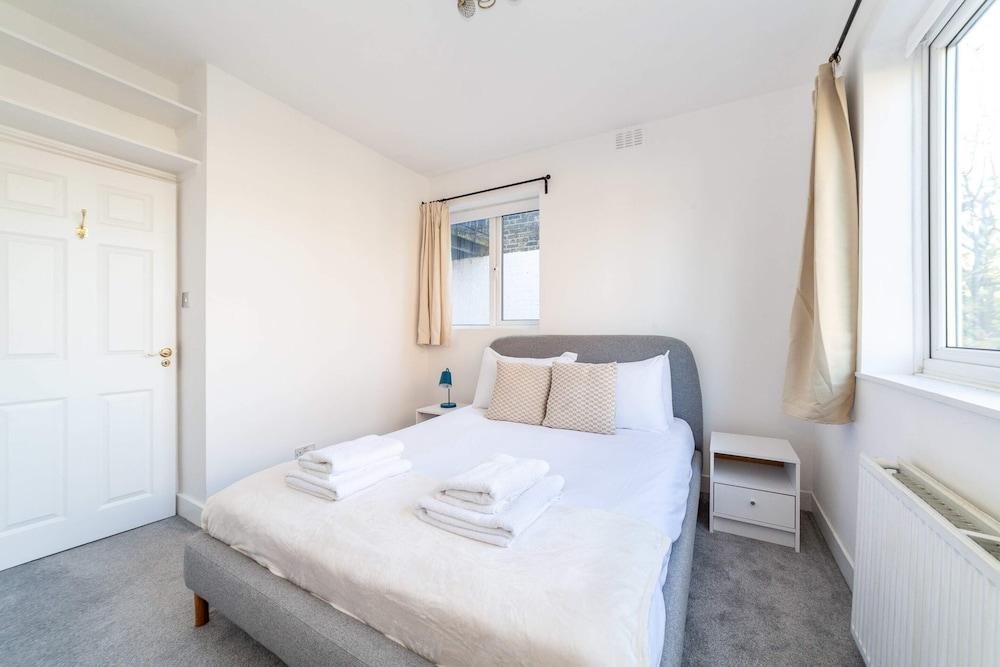 Bright and Spacious Earls Court Gem - Tap to explore photos