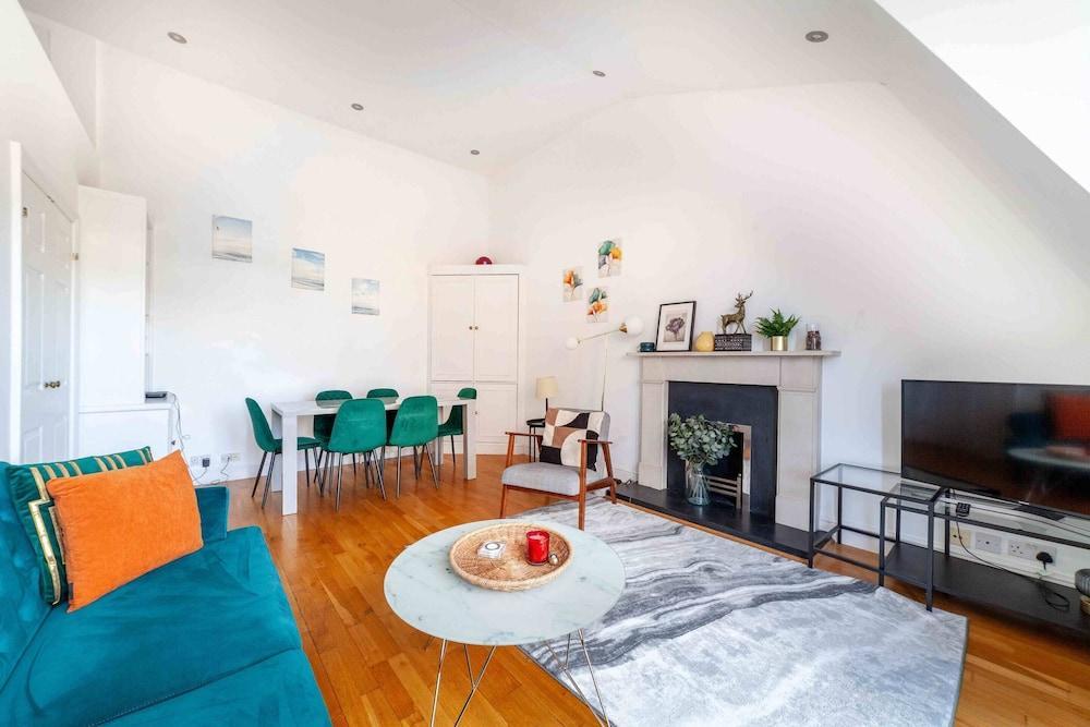Bright and Spacious Earls Court Gem - Tap to explore photos
