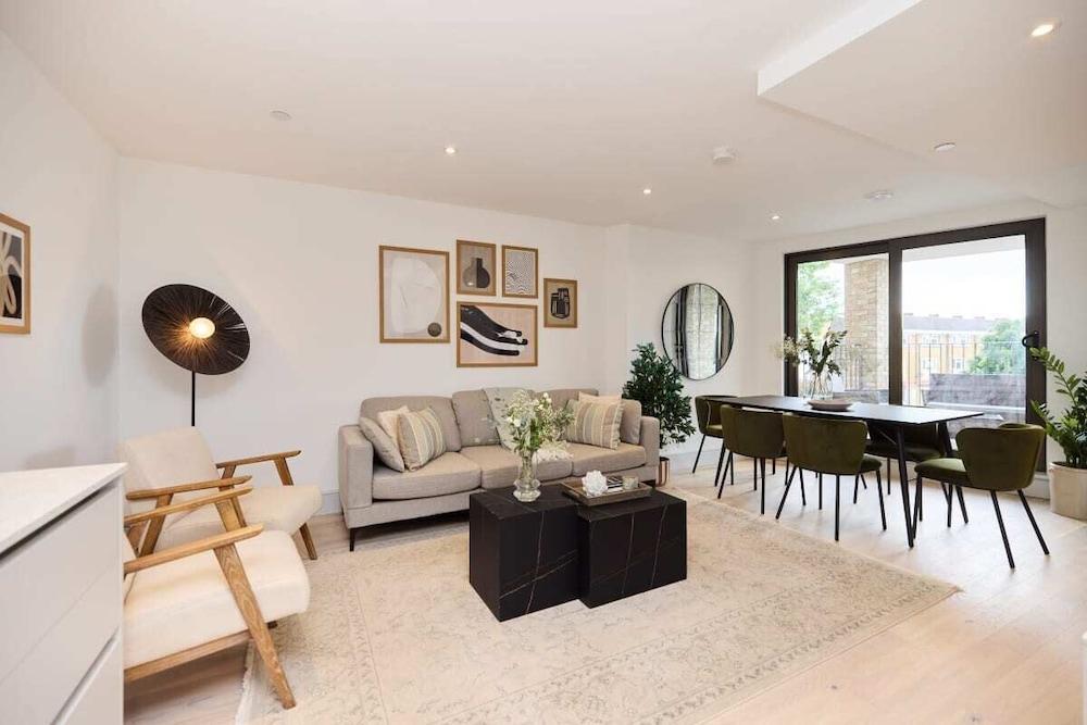The South Wimbledon Escape - Lovely 3bdr With Balcony - Tap to explore photos