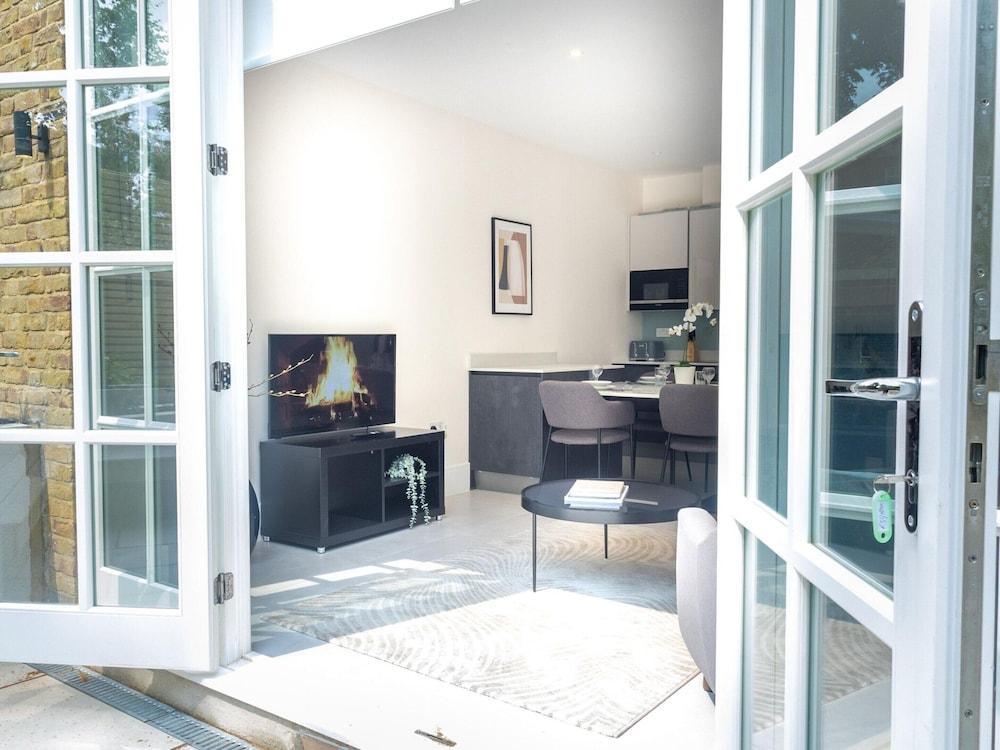Little Venice Charm Cozy One-bedroom by Sojo Stay - Tap to explore photos