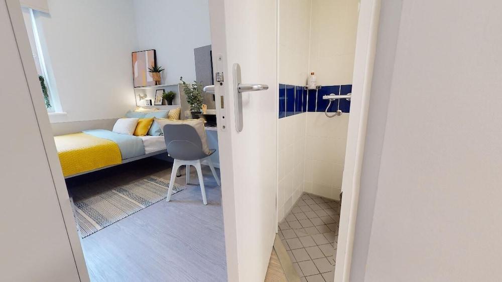 Student Only, Private Ensuite in Compact Apartment - Tap to explore photos