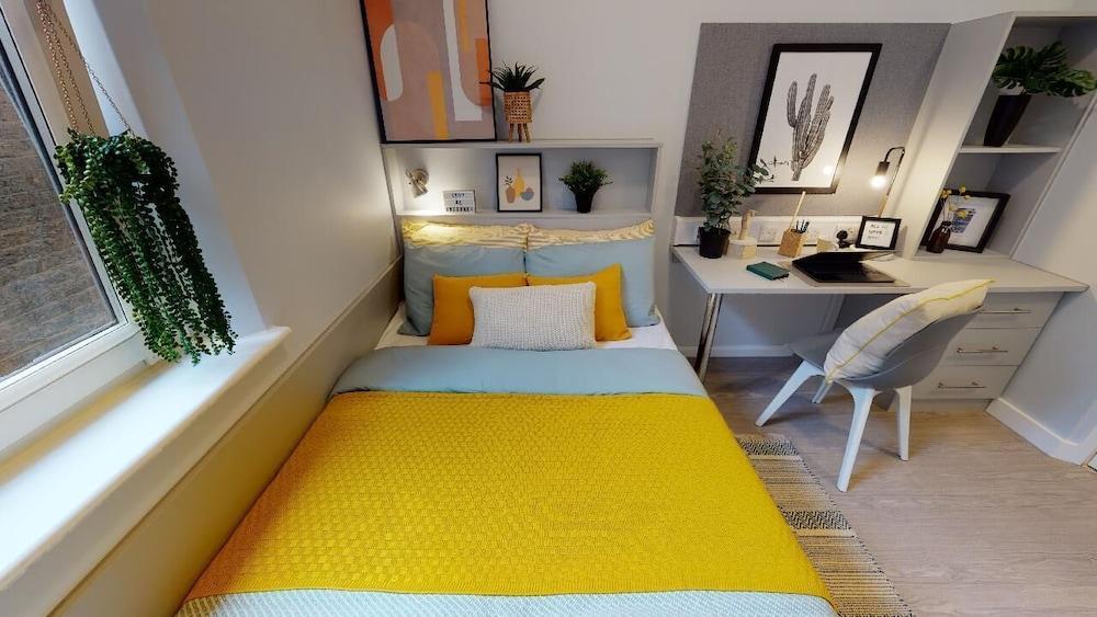 Student Only, Private Ensuite in Compact Apartment - Tap to explore photos