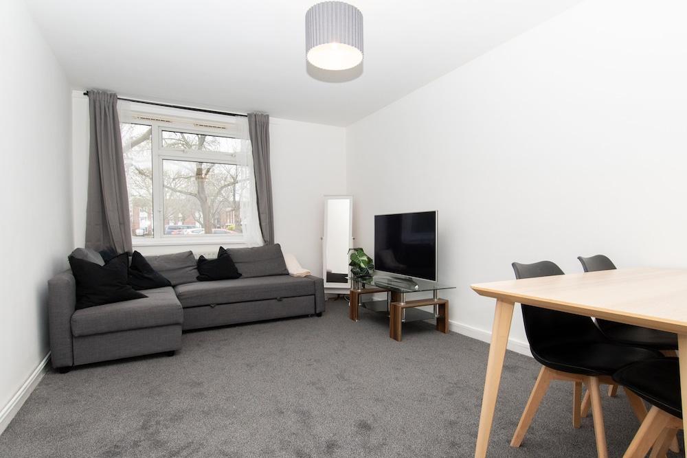 Stunning 1-bed Entire Apartment in Teddington - Tap to explore photos